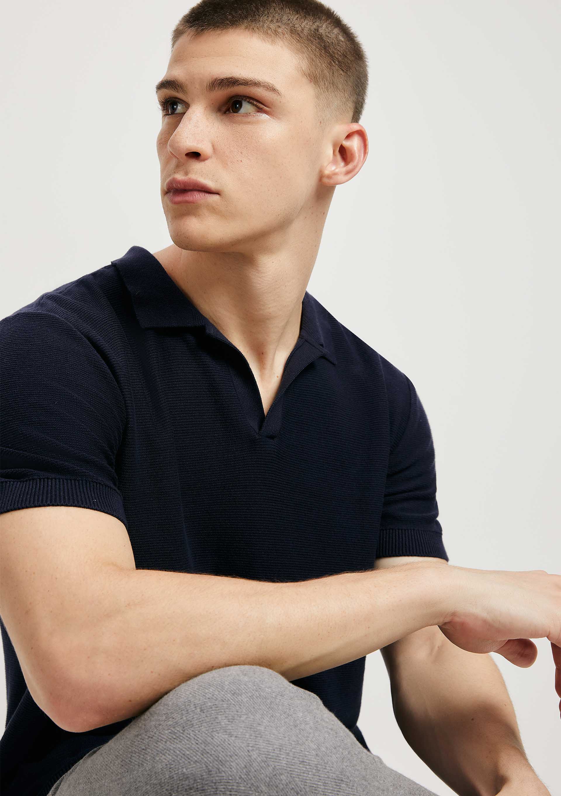 Camisa Polo Masculina Gola V Em Tricô - Azul Menor preço em Camisa Polo Masculina Gola V Em Tricô - Azul