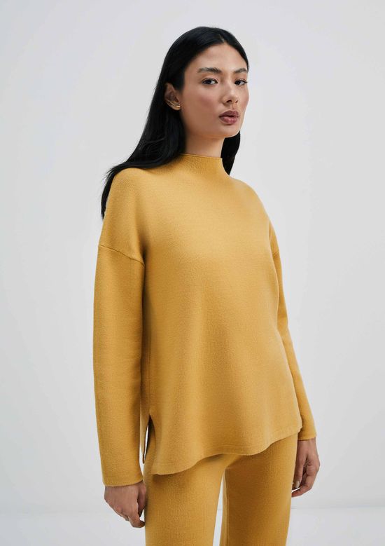 Foto do produto: Blusão Feminino Gola Alta Em Tricô Com Fenda Lateral - Amarelo