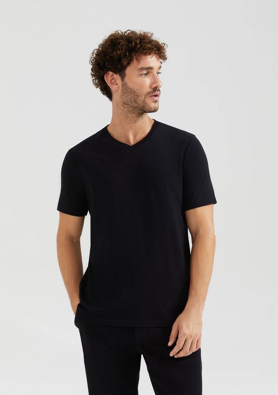 Foto do produto: Camiseta Básica Masculina Slim Gola V Em Malha Flamê - Preto