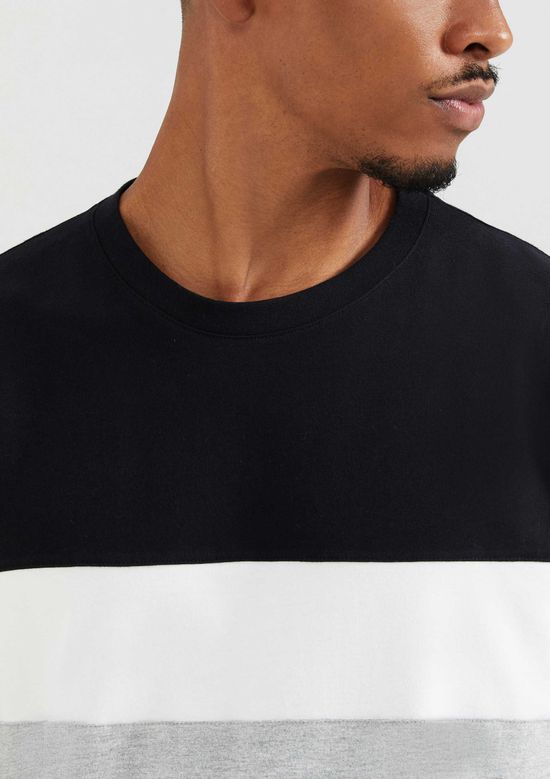 Foto do produto: Camiseta Masculina Manga Curta Regular Com Recortes - Cinza