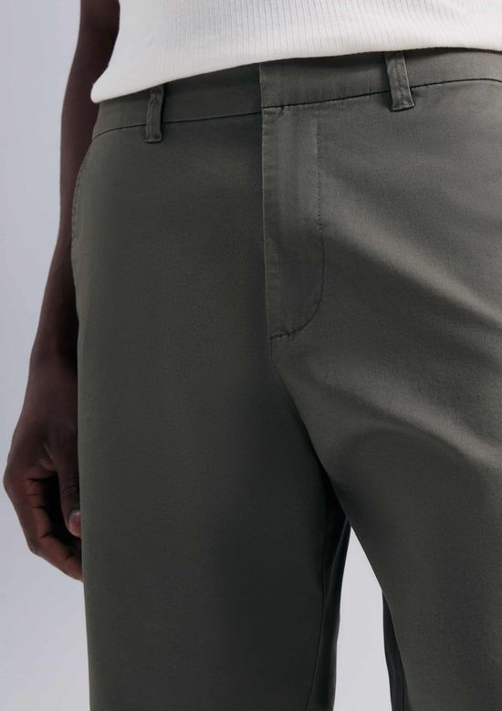 Foto do produto: Bermuda Masculina Chino Em Sarja - Verde