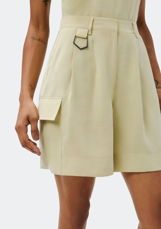 Foto do produto: Shorts Feminino Cargo Em Alfaiataria - Verde