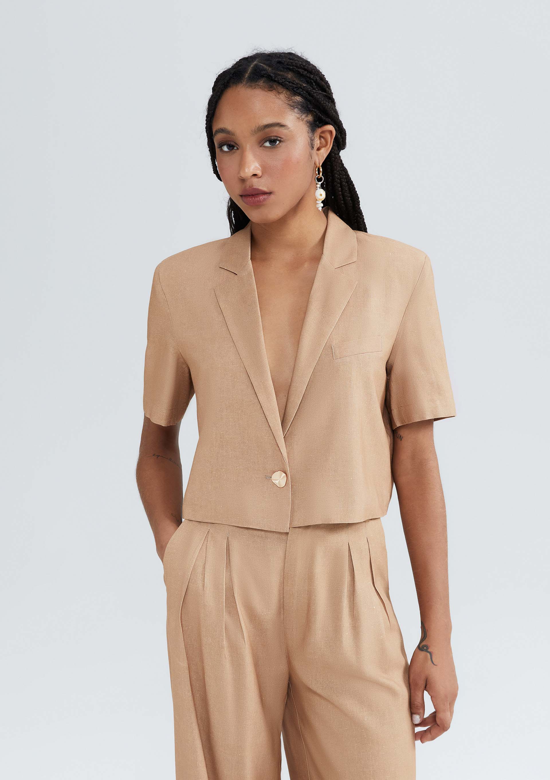 Blazer Feminino Cropped Manga Curta Com Linho - Bege