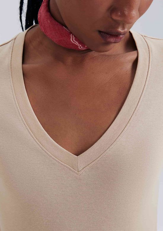 Foto do produto: Blusa Feminina Decote V - Bege