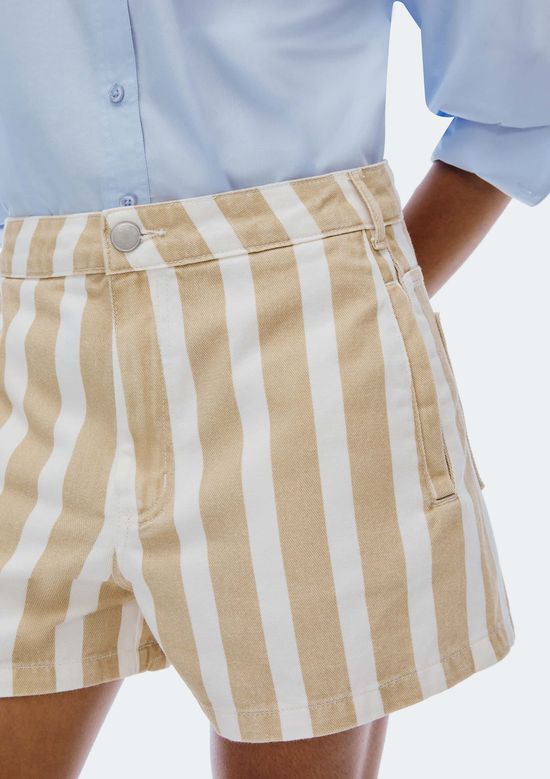 Foto do produto: Shorts Feminino Em Sarja Listrada - Bege