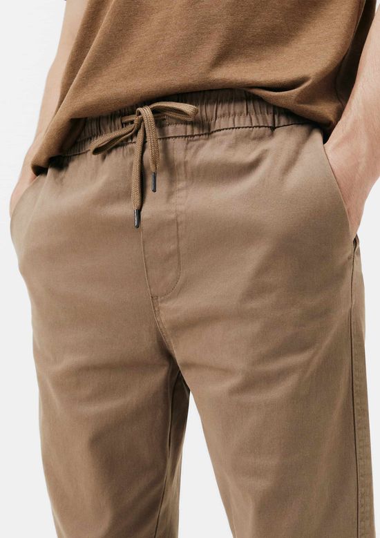 Foto do produto: Calça Básica Masculina Jogger Em Sarja Com Elastano - Marrom