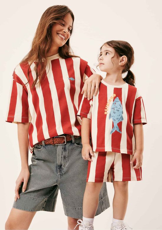 Foto do produto: Camiseta Adulto Unissex Box Estampada Mini Me Hering Kids + Renata Vanzetto - Vermelho