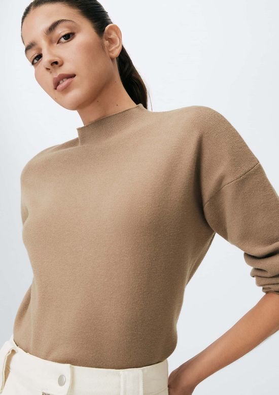 Foto do produto: Blusão Feminino Gola Alta Em Tricô Com Fenda Lateral - Marrom