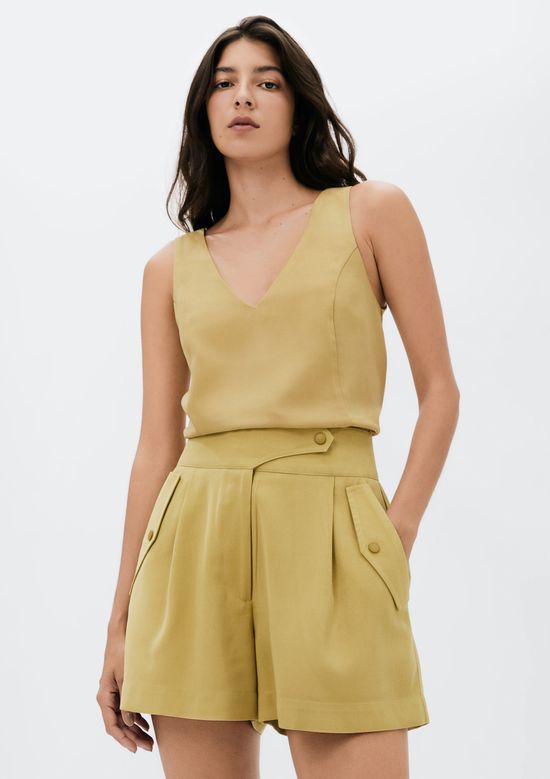 Foto do produto: Shorts Feminino Com Pregas Em Alfaiataria - Caqui