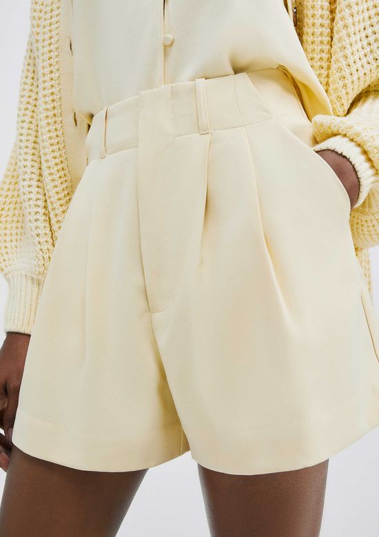 Foto do produto: Shorts Feminino Cintura Alta Em Alfaiataria - Amarelo