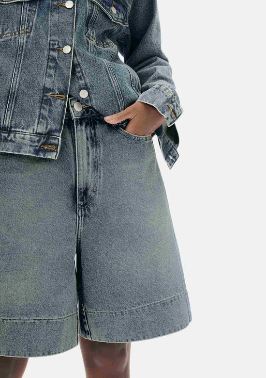 Foto do produto: Bermuda Jeans Feminina Cintura Média - Azul