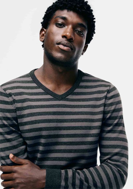 Foto do produto: Suéter Masculino Listrado Gola V Em Tricô - Cinza