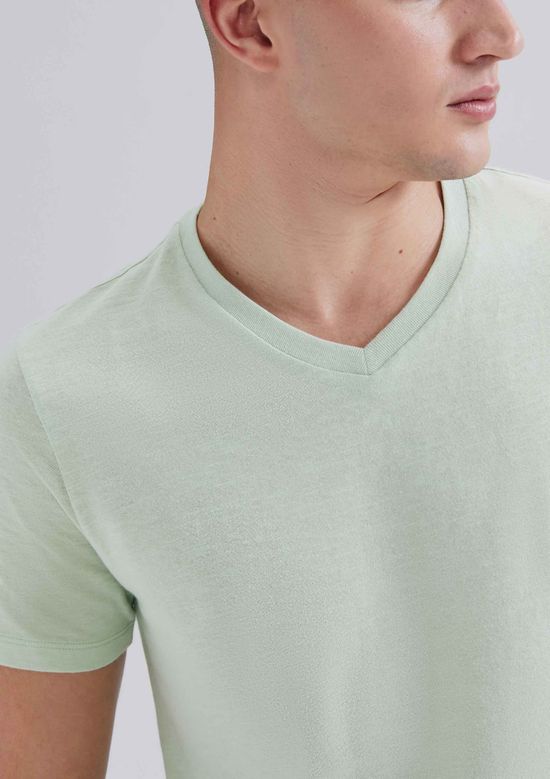 Foto do produto: Camiseta Básica Masculina Slim Gola V Em Malha Flamê - Verde