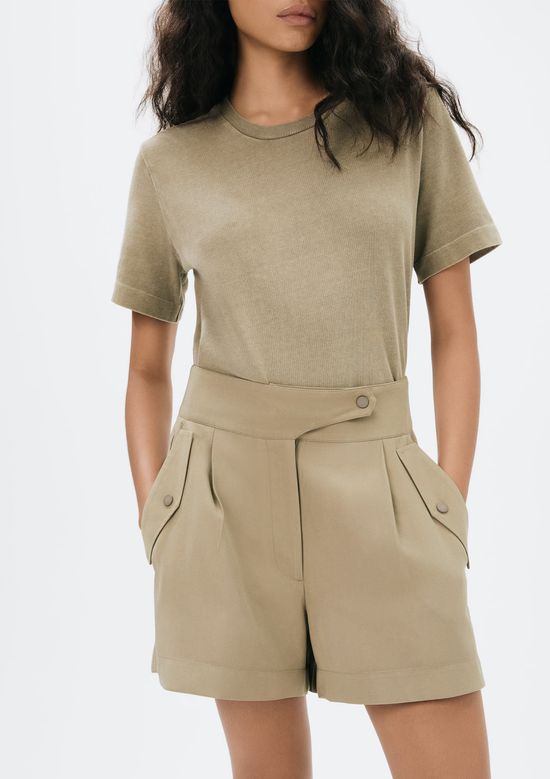 Foto do produto: Shorts Feminino Com Pregas Em Alfaiataria - Bege