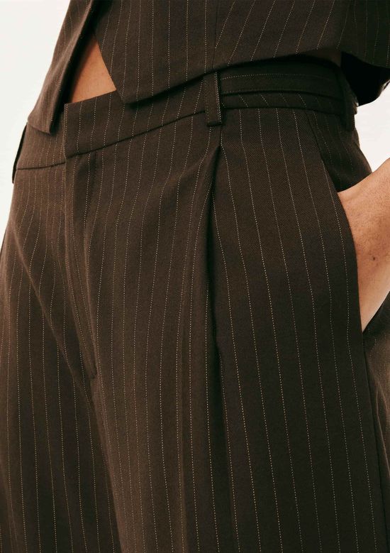 Foto do produto: Calça Feminina Em Alfaiataria Risca De Giz - Marrom