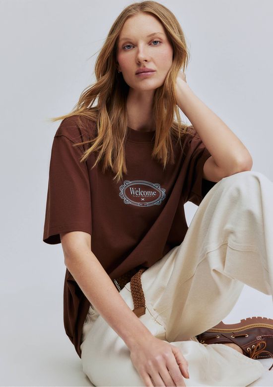 Foto do produto: Camiseta Unissex Comfort Estampa Hering + Welcome - Marrom