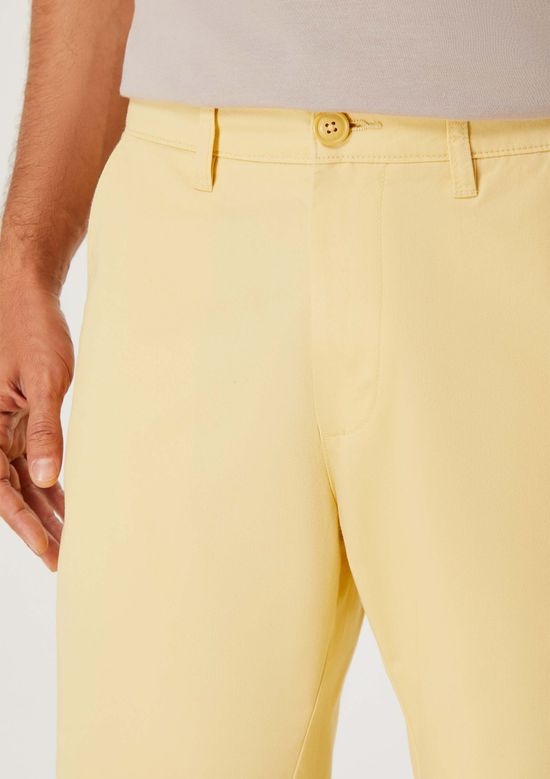 Foto do produto: Bermuda Básica Masculina Chino Em Sarja - Amarelo