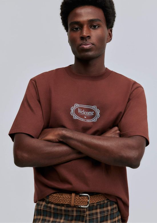 Foto do produto: Camiseta Unissex Comfort Estampa Hering + Welcome - Marrom