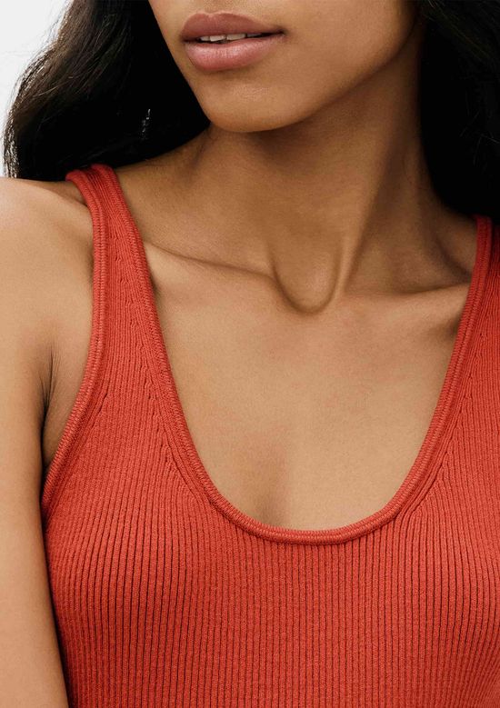 Foto do produto: Regata Feminina Slim Em Tricô Leve - Vermelho