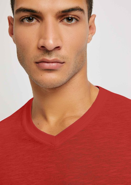 Foto do produto: Camiseta Básica Masculina Slim Gola V Em Malha Flamê - Vermelho