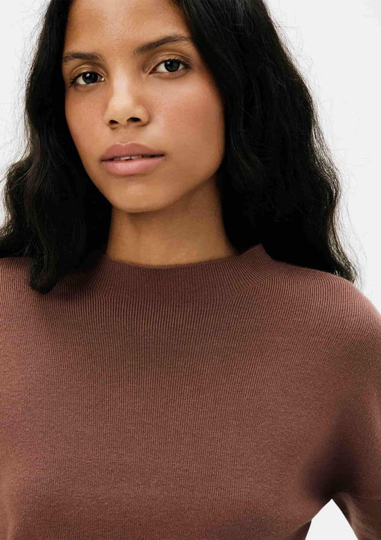 Foto do produto: Blusão Feminino Gola Alta Em Tricô - Vinho