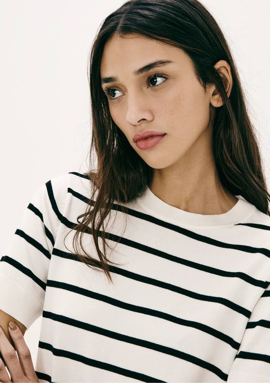 Foto do produto: Blusa Feminina Manga Curta Listrada Em Tricô Fio Tinto - Off white