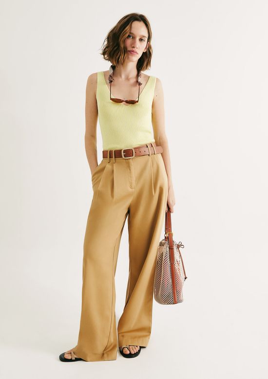 Foto do produto: Regata Feminina Decote V Em Tricô Leve - Amarelo