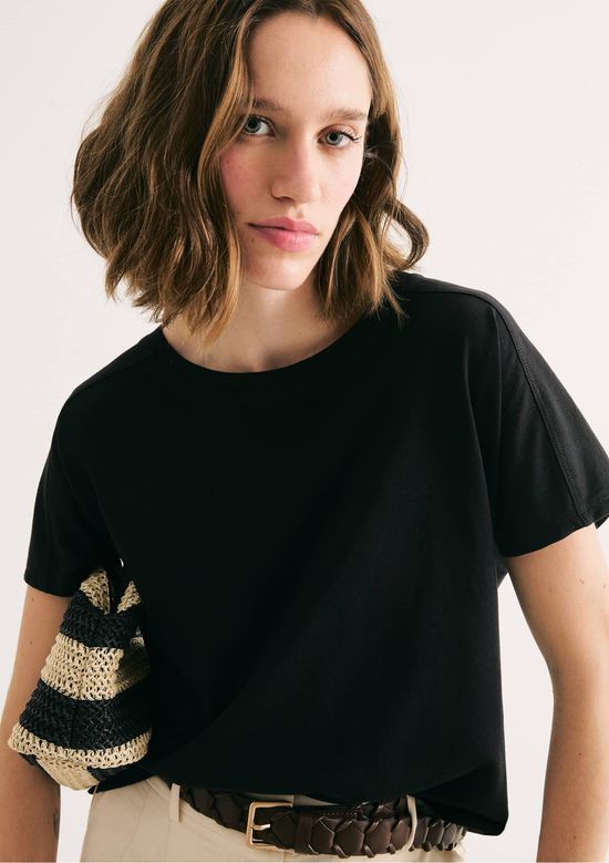 Foto do produto: Blusa Feminina Regular Em Viscose - Preto