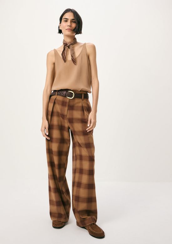 Foto do produto: Regata Feminina Evasê Com Decote Versátil - Bege