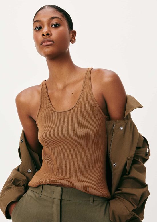 Foto do produto: Regata Feminina Slim Em Tricô Leve - Marrom