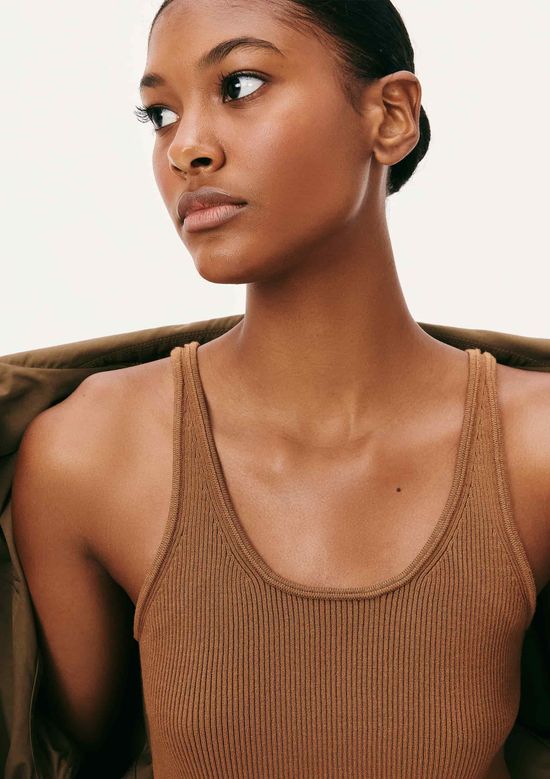 Foto do produto: Regata Feminina Slim Em Tricô Leve - Marrom