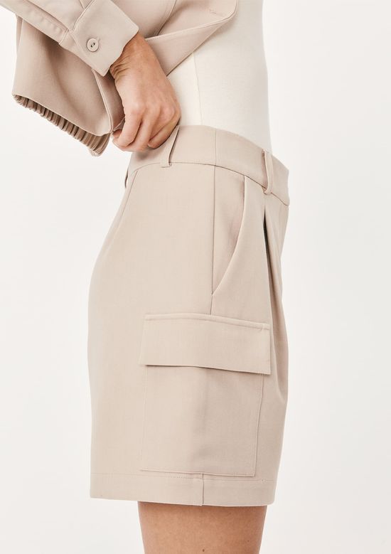 Foto do produto: Bermuda Feminina Em Alfaiataria Sarjada - Bege