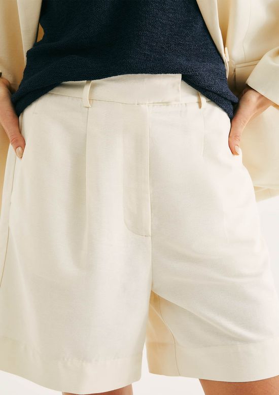 Foto do produto: Bermuda Feminina Em Alfaiataria Com Linho - Creme