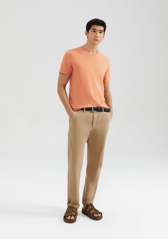 Foto do produto: Camiseta Básica Masculina Slim Gola V Em Malha Flamê - Marrom