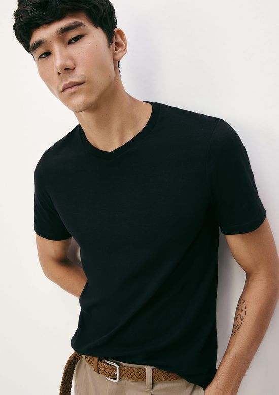 Foto do produto: Camiseta Básica Masculina Slim Gola V Em Malha Flamê - Preto