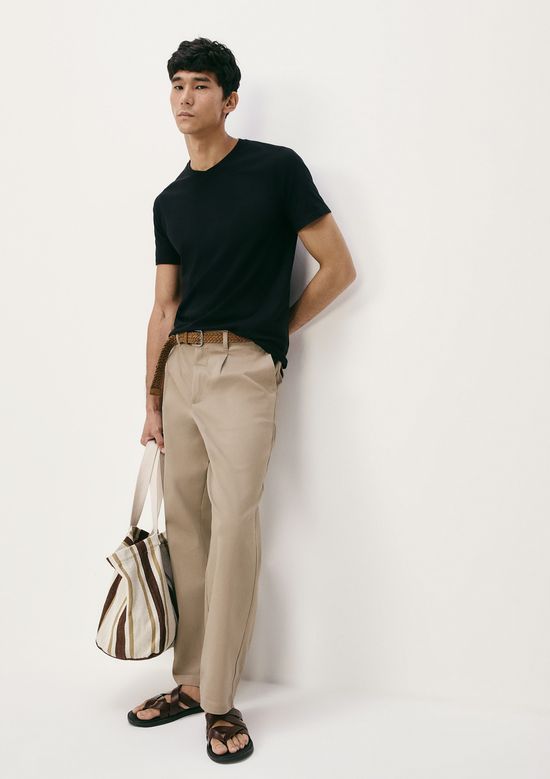 Foto do produto: Camiseta Básica Masculina Slim Gola V Em Malha Flamê - Preto