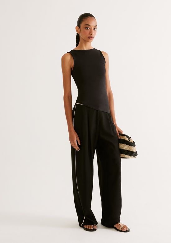 Foto do produto: Regata Feminina Assimétrica Em Malha Premium - Preto