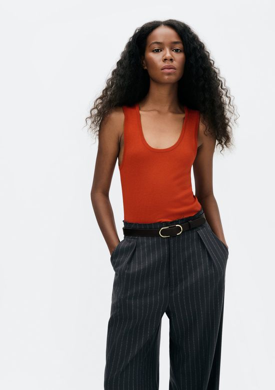 Foto do produto: Regata Feminina Slim Decote U Em Tricô De Viscose - Vermelho