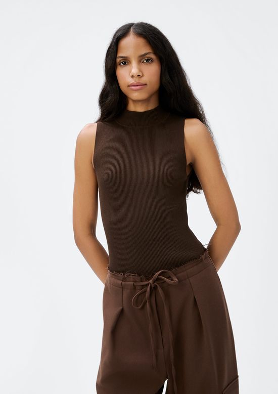 Foto do produto: Regata Básica Feminina Gola Alta Em Tricô Canelado - Marrom