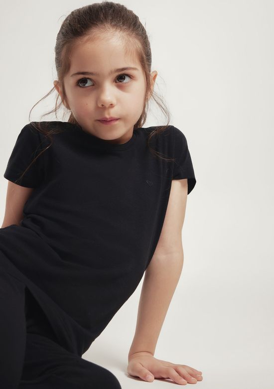 Foto do produto: Blusa Básica Infantil Menina Com Bordado Coração - Preto