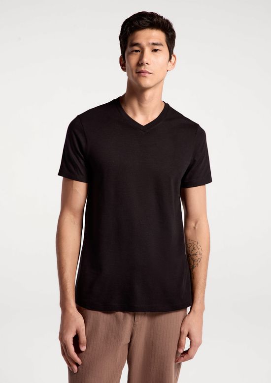 Foto do produto: Camiseta Básica Masculina Slim Gola V Em Malha Flamê - Preto
