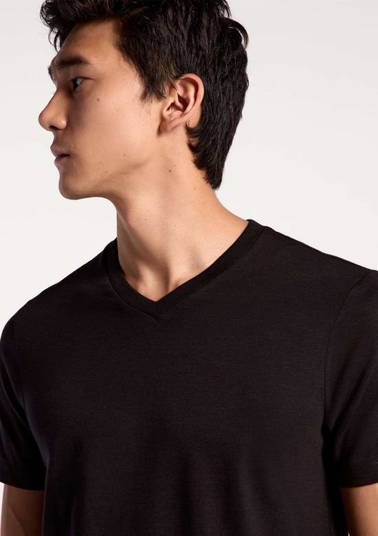 Foto do produto: Camiseta Básica Masculina Slim Gola V Em Malha Flamê - Preto