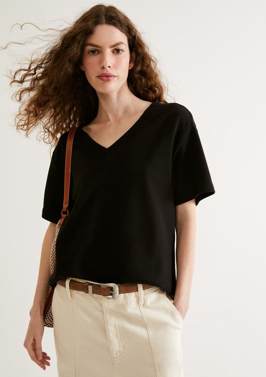 Foto do produto: Camiseta Feminina Oversized Decote V Em Malha Interlock - Preto