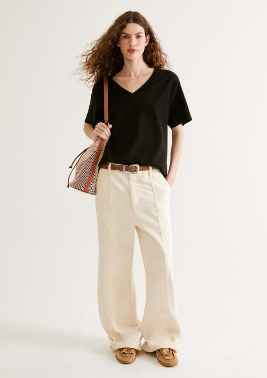 Foto do produto: Camiseta Feminina Oversized Decote V Em Malha Interlock - Preto