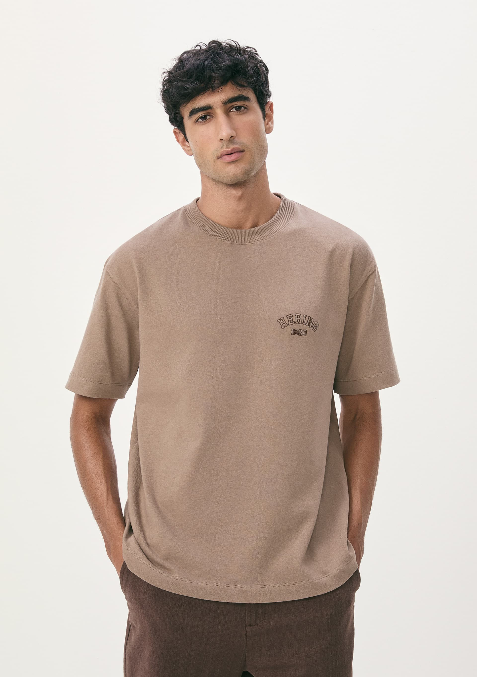 Camiseta Unissex Relaxed Manga Curta Com Bordado - Marrom | Hering