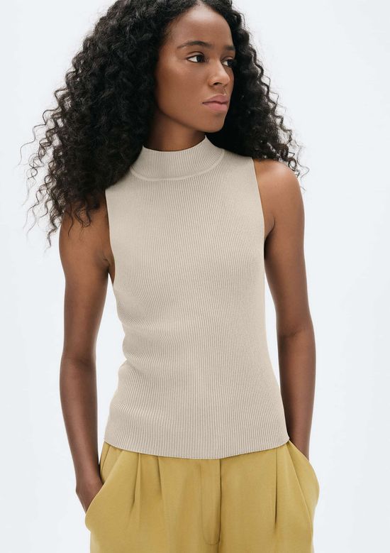 Foto do produto: Regata Básica Feminina Gola Alta Em Tricô Canelado - Creme