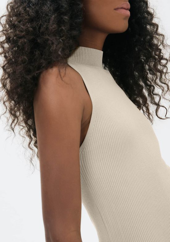 Foto do produto: Regata Básica Feminina Gola Alta Em Tricô Canelado - Creme