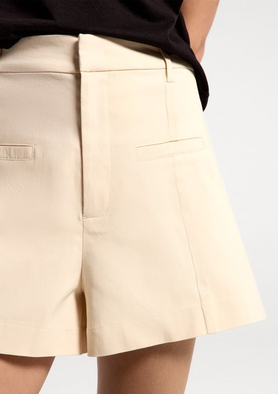 Foto do produto: Shorts Feminino Em Alfaiataria - Off white