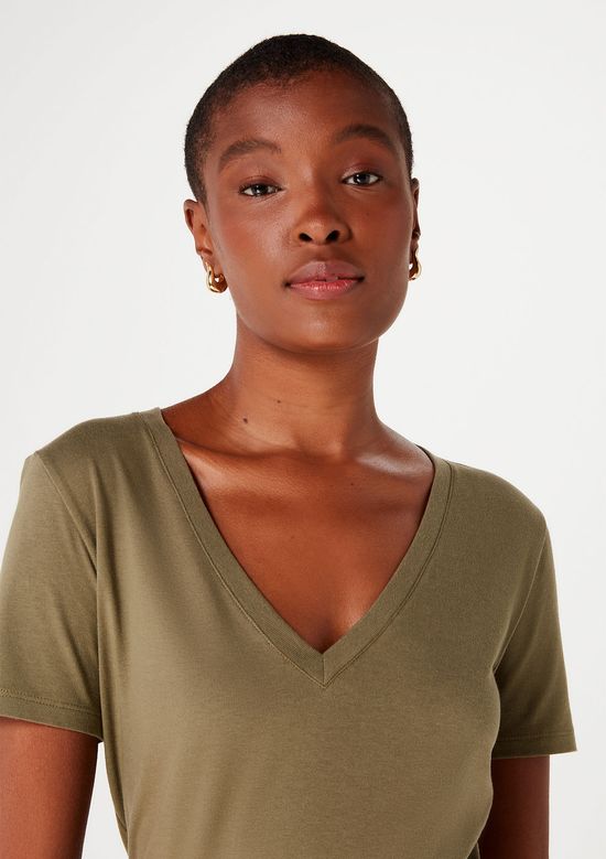 Foto do produto: Blusa Básica Feminina Em Algodão Com Decote V - Verde