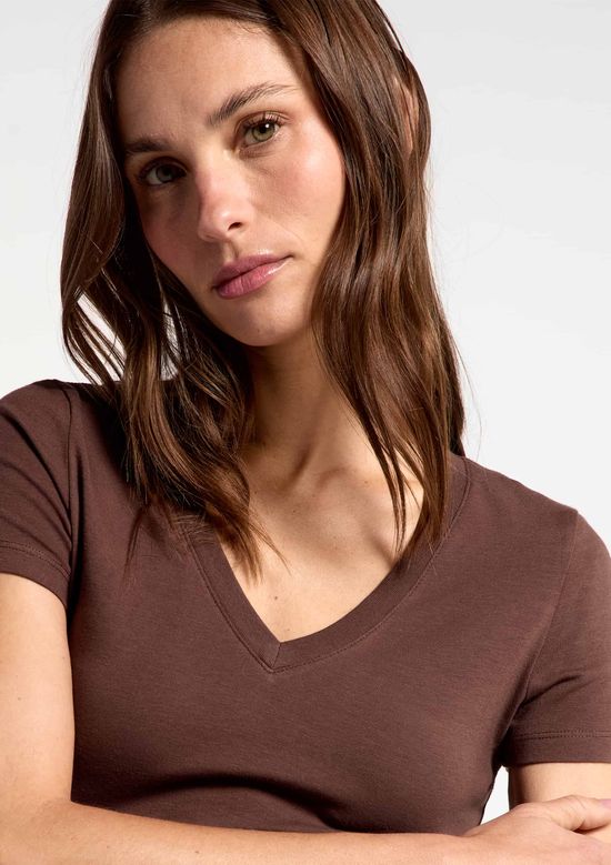 Foto do produto: Blusa Básica Feminina Slim Decote V - Marrom